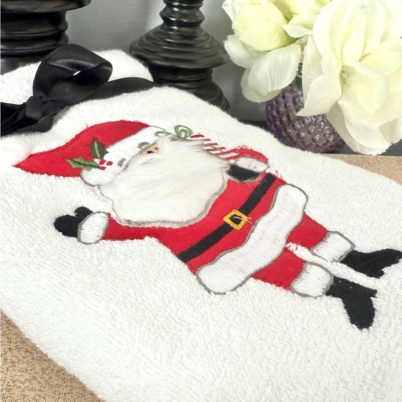 NWT SET OF 2 3D SANTA CLAUS Bathroom Hand Towels - Picture 6 of 8
